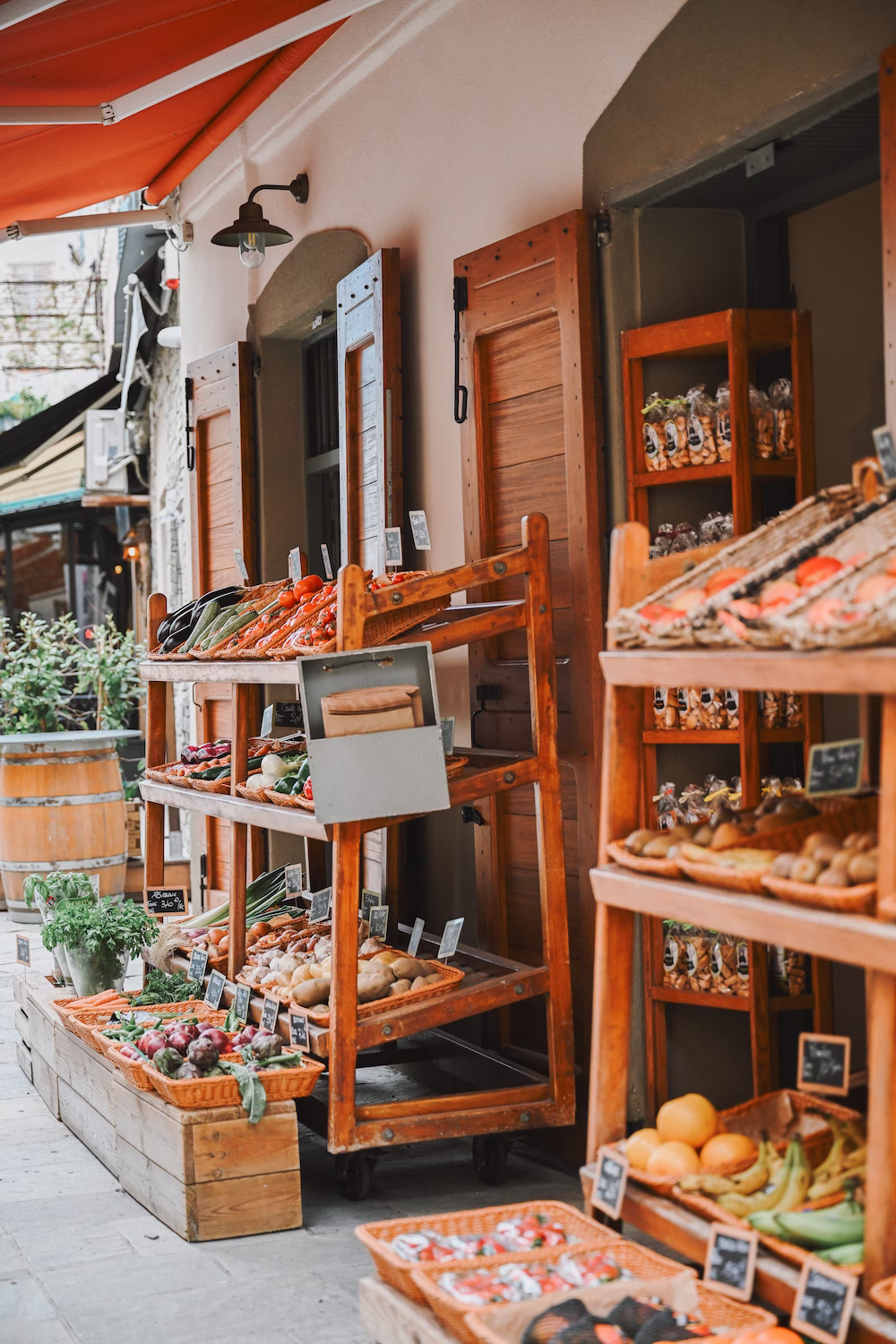 Hôtel & Résidence San Roccu - Devanture d'une épicerie proche de la résidence