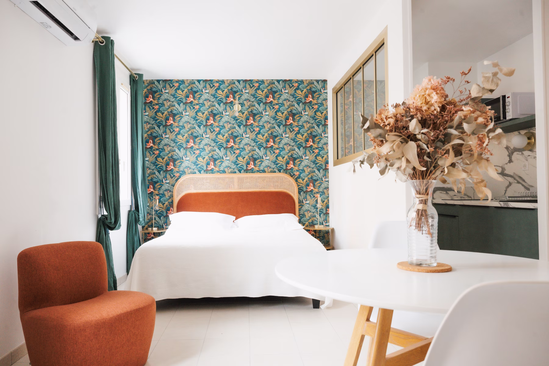 Hôtel & Résidence San Roccu - Photo de l'une des suites coté rue avec cuisine, coin nuit et coin salon.