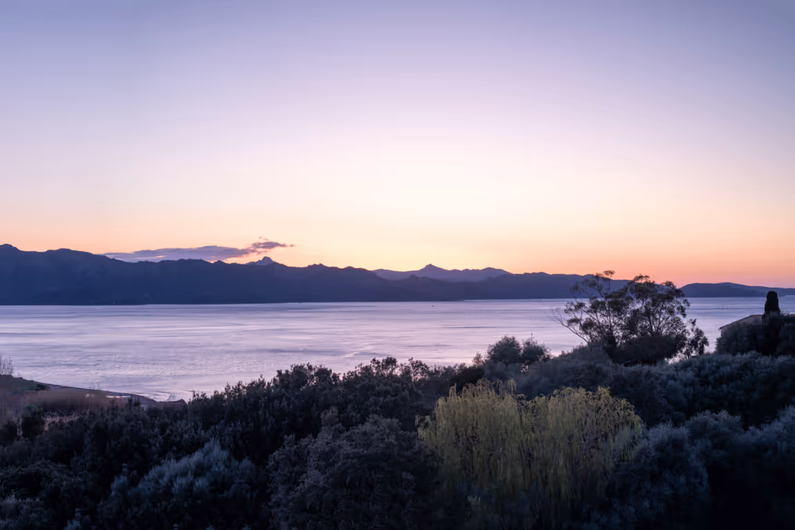 Hôtel & Résidence San Roccu - Paysage de Haute-Corse au levé du Soleil.