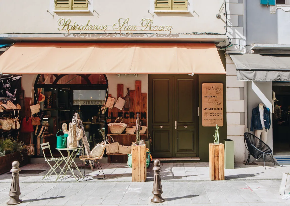 Hôtel & Résidence San Roccu - Devanture de l'hôtel et du pop up store au rez-de-chaussé.
